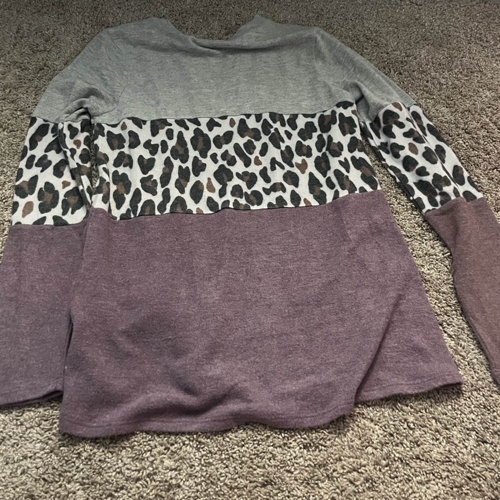 Size small long sleeve shirt - Picture 2 of 2